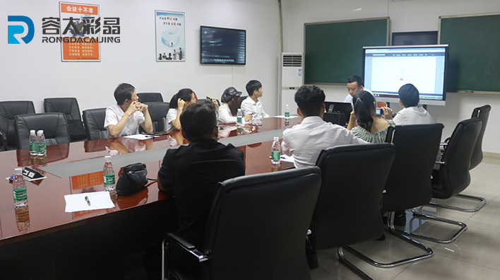 Rongda Colour Crystal Technology Director trains customer team on the software and hardware usage of multi-media touch-in-one machine！