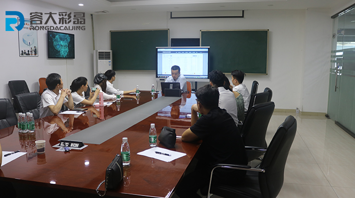 Rongda Colour Crystal Technology Director trains customer team on the software and hardware usage of multi-media touch-in-one machine！